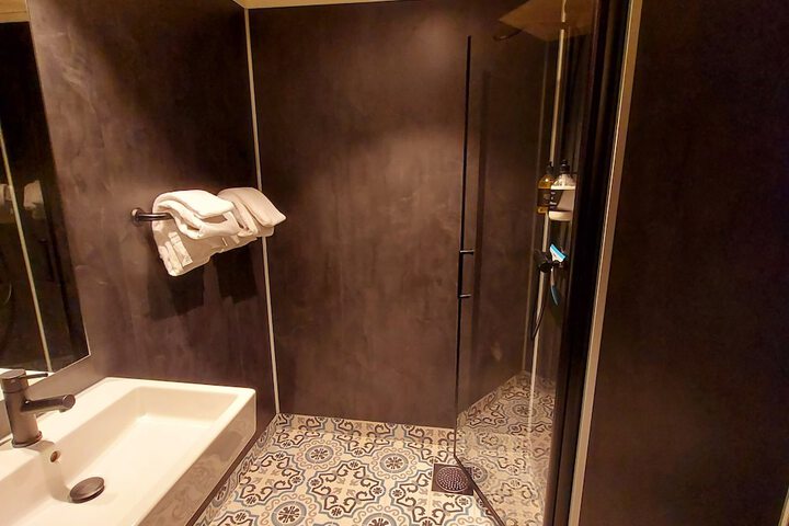 Room 28 of 45