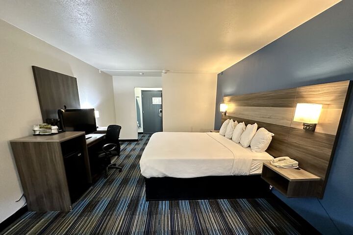 1 King Bed (1 of 7)