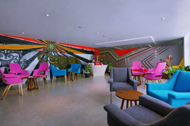 Lounge 19 of 23