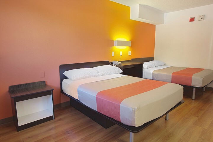 2 Queen Beds (7 of 8)
