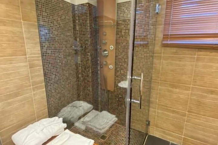 Room 32 of 65