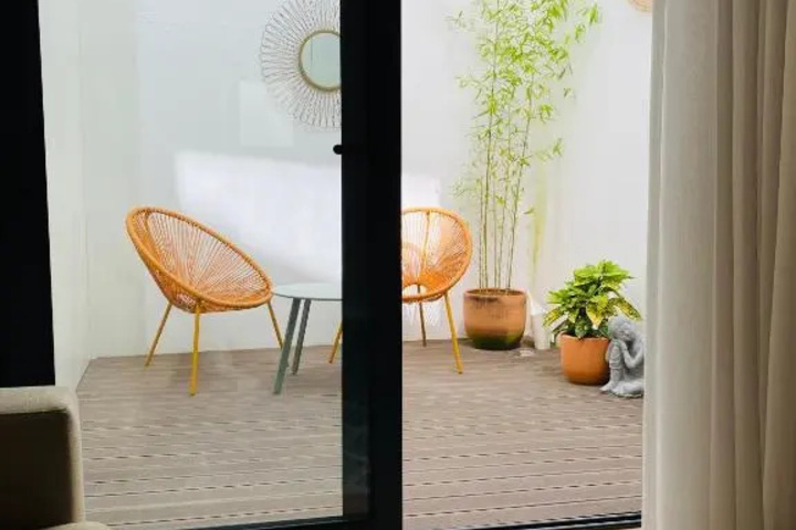 Room 4 of 9