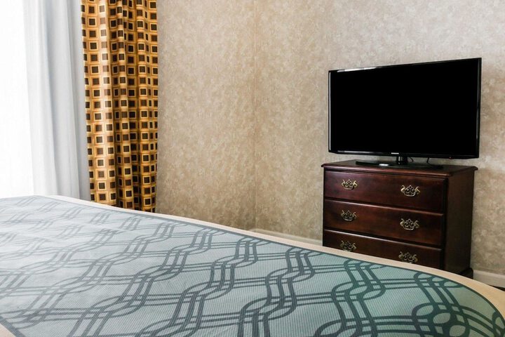 1 King Bed (5 of 8)