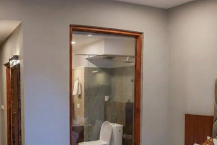 Room 5 of 10
