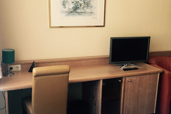 Room 8 of 35