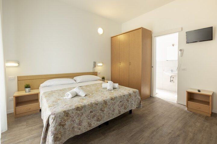 Room 6 of 17