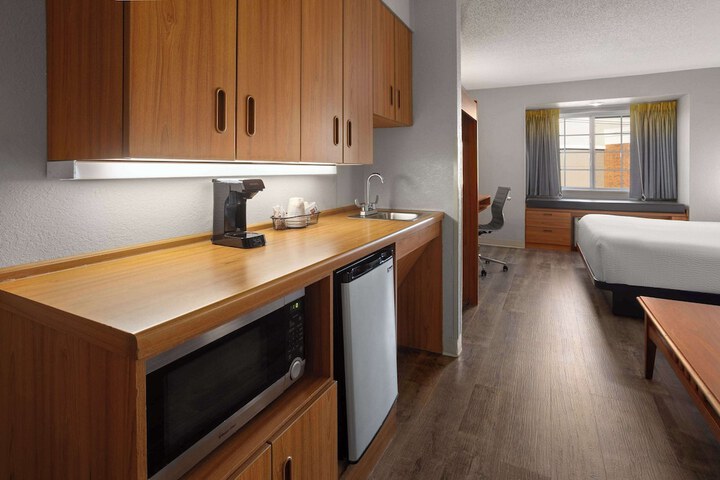 1 Queen Bed Studio Suite (8 of 10)