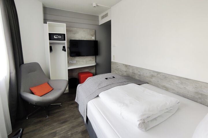 Room 25 of 80