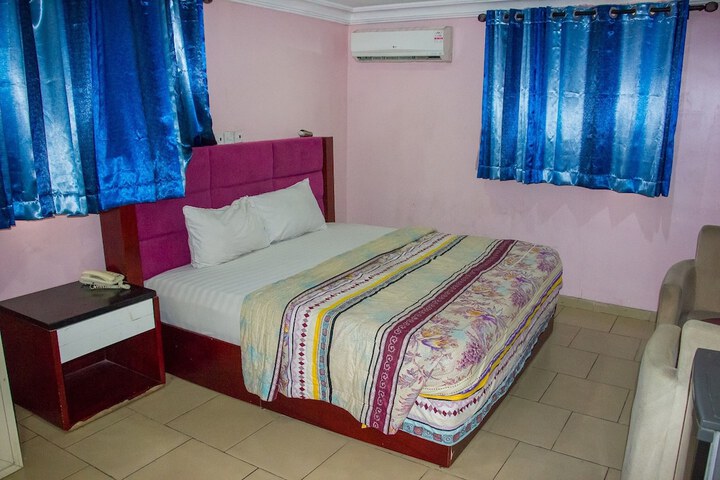 Room 15 of 48