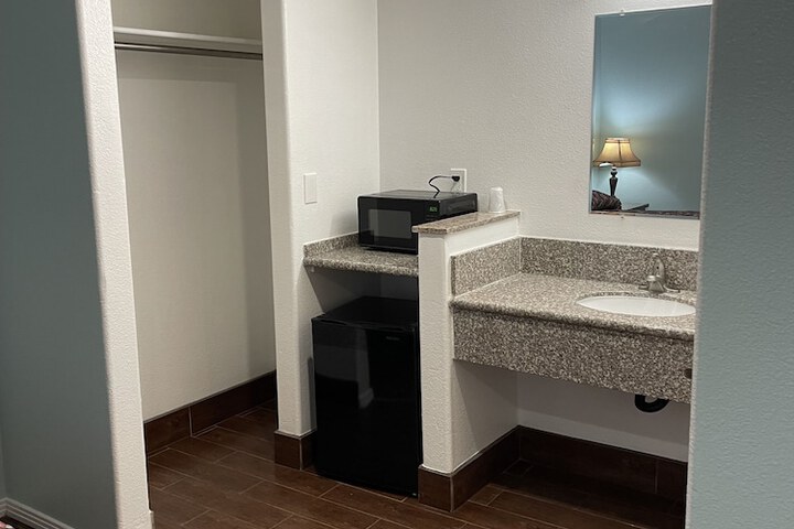 Room 6 of 10