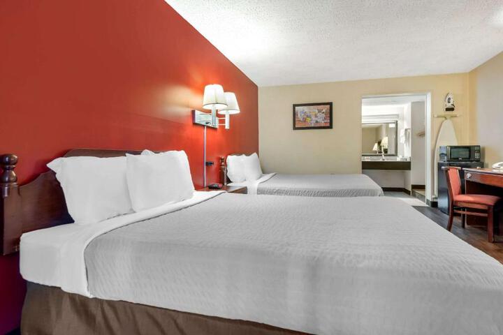 2 Queen Beds (3 of 8)