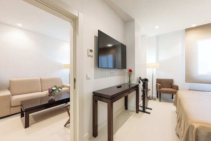 Room 102 of 158