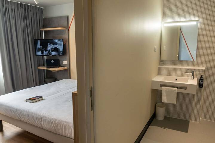 Room 45 of 97