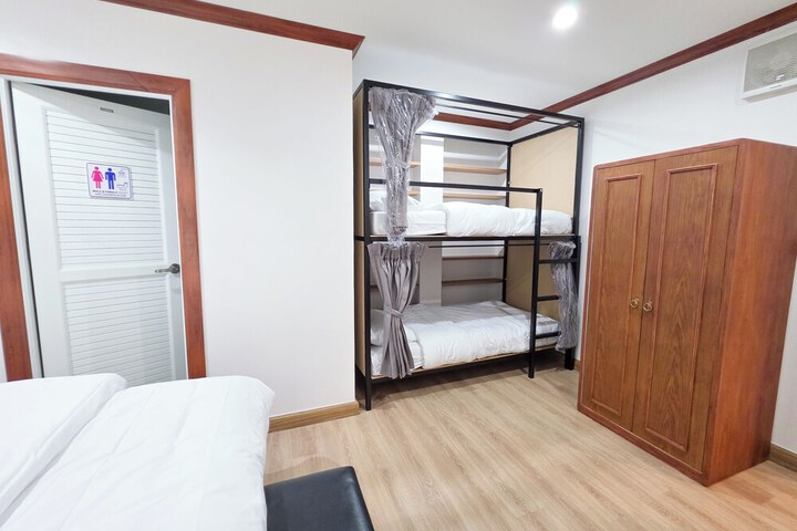 Room 52 of 76