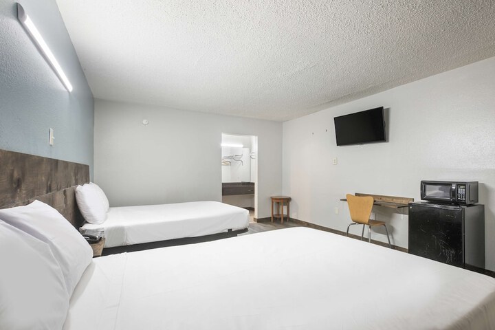 1 King Bed (10 of 14)