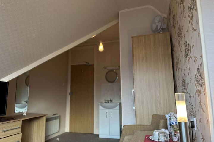 Room 16 of 36