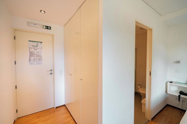 Room 3 of 38