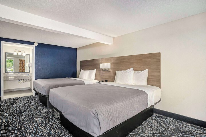 2 Queen Beds (6 of 10)