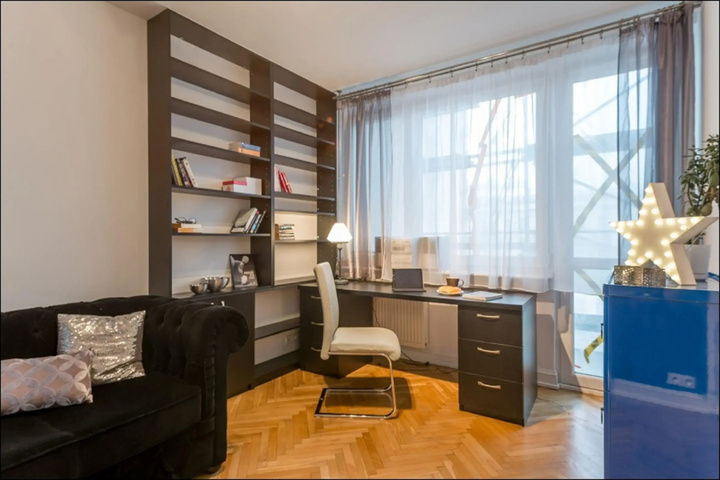 Room 2 of 10