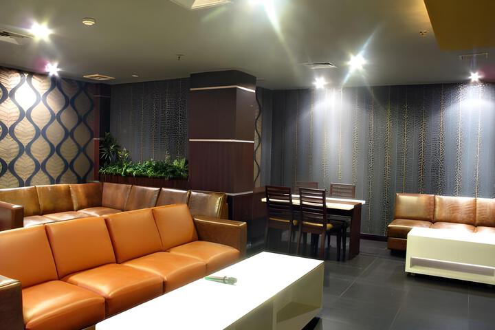 Lounge 19 of 33