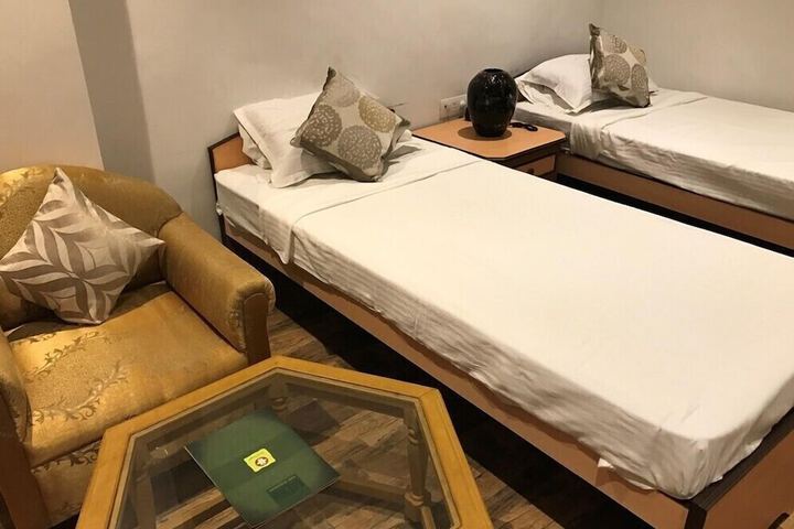 Room 7 of 12