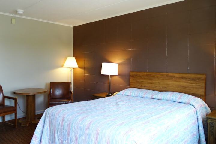 1 Queen Bed (2 of 9)