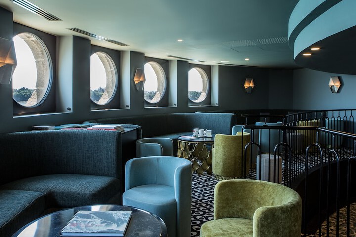 Lounge 83 of 106