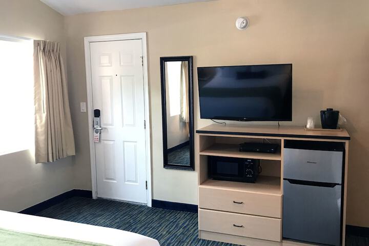 1 Queen Bed (7 of 12)