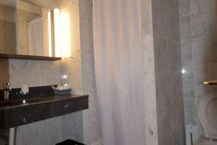 Room 42 of 71
