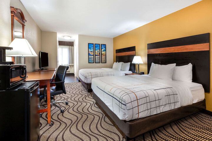2 Queen Beds (9 of 13)