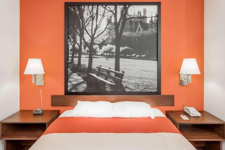 1 Queen Bed (6 of 13)
