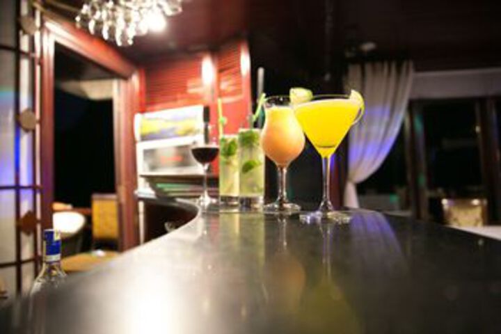 Lounge 44 of 64