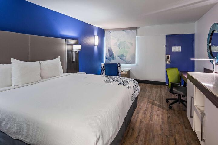 1 King Bed Microwave and Refrigerator Flat Screen Television High Speed Internet Accessible Coffee Maker Full Breakfast (12 of 13)