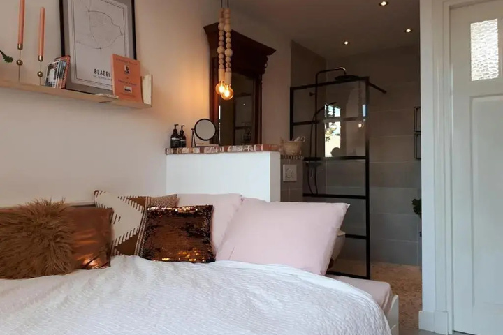 Room 2 of 10