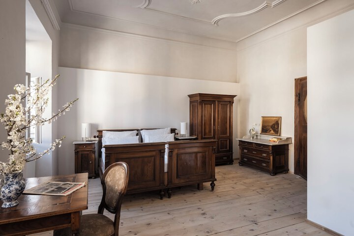 Room 3 of 46
