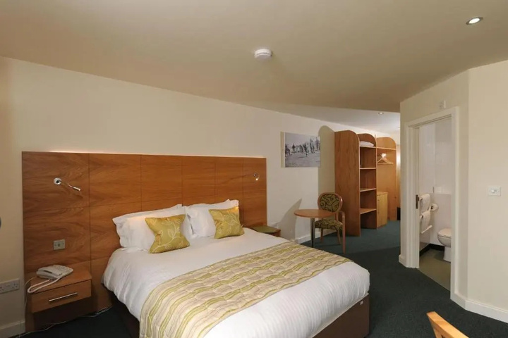 Room 5 of 10