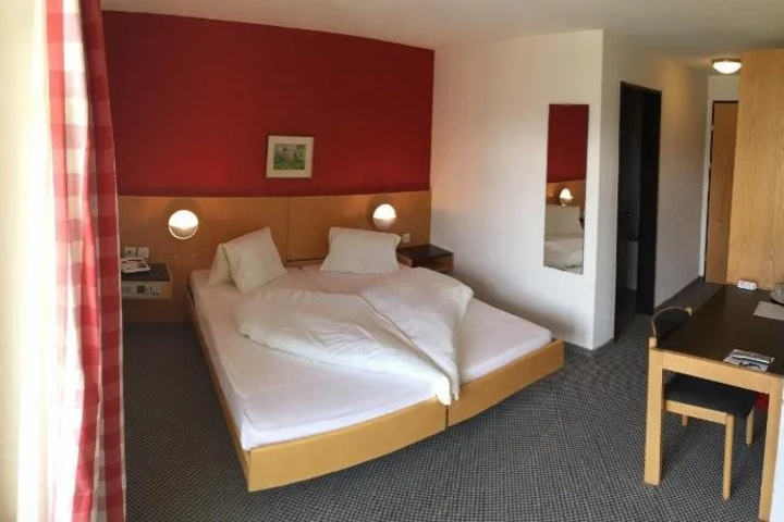 Room 6 of 14