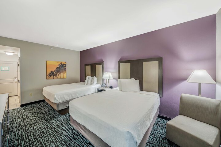 2 Queen Beds (4 of 6)