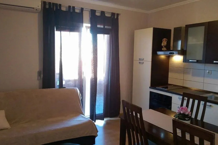 Room 2 of 8