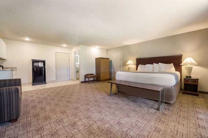 1 King Bed Work Desk High Speed Internet Accessible Microwave and Refrigerator, Coffee M (6 of 18)