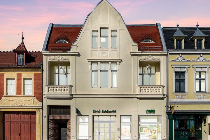 Hero Image 1 of 18