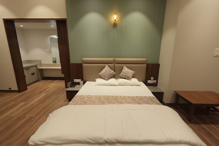 Room 32 of 65