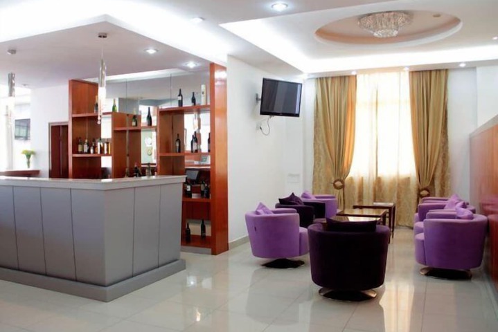 Lounge 19 of 21