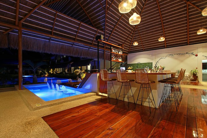 Lounge 136 of 145