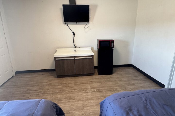 Room 4 of 8