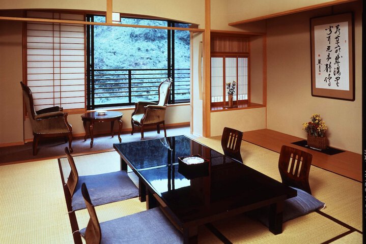Room 10 of 32