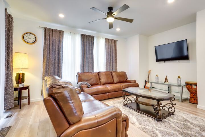 9 Mi to Airport: Commerce City Townhome w / Deck