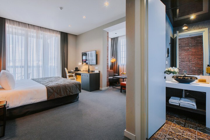 Room 25 of 127