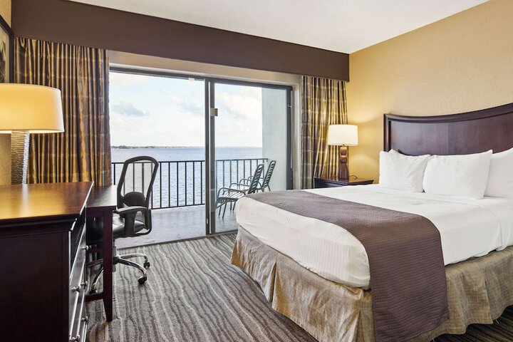 1 King Accessible Comm Assist Walk in Shower No View Full Breakfast (3 of 9)