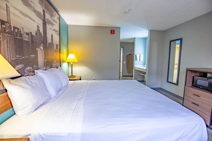 1 King Bed Business Room (5 of 16)